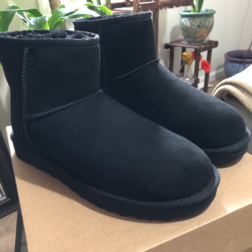 Ugg Black Classic Mini SZ 9 Brand New !
